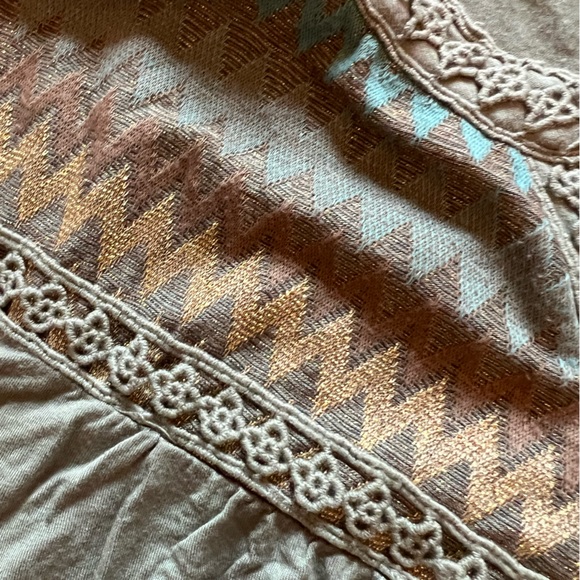 Rxb Women’s light green short sleeve top with gold accents Aztec design - Picture 3 of 4